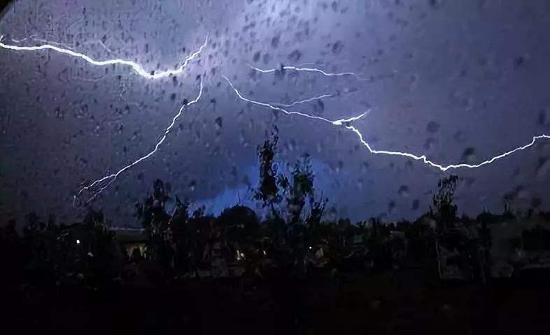 暴雨來(lái)襲，請(qǐng)注意人身安全